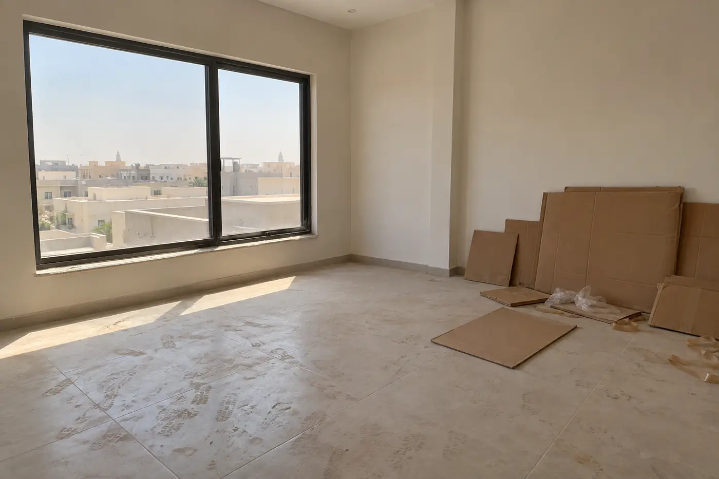 غبار وبقايا كراتين في شقة فاضية قبل التنظيف