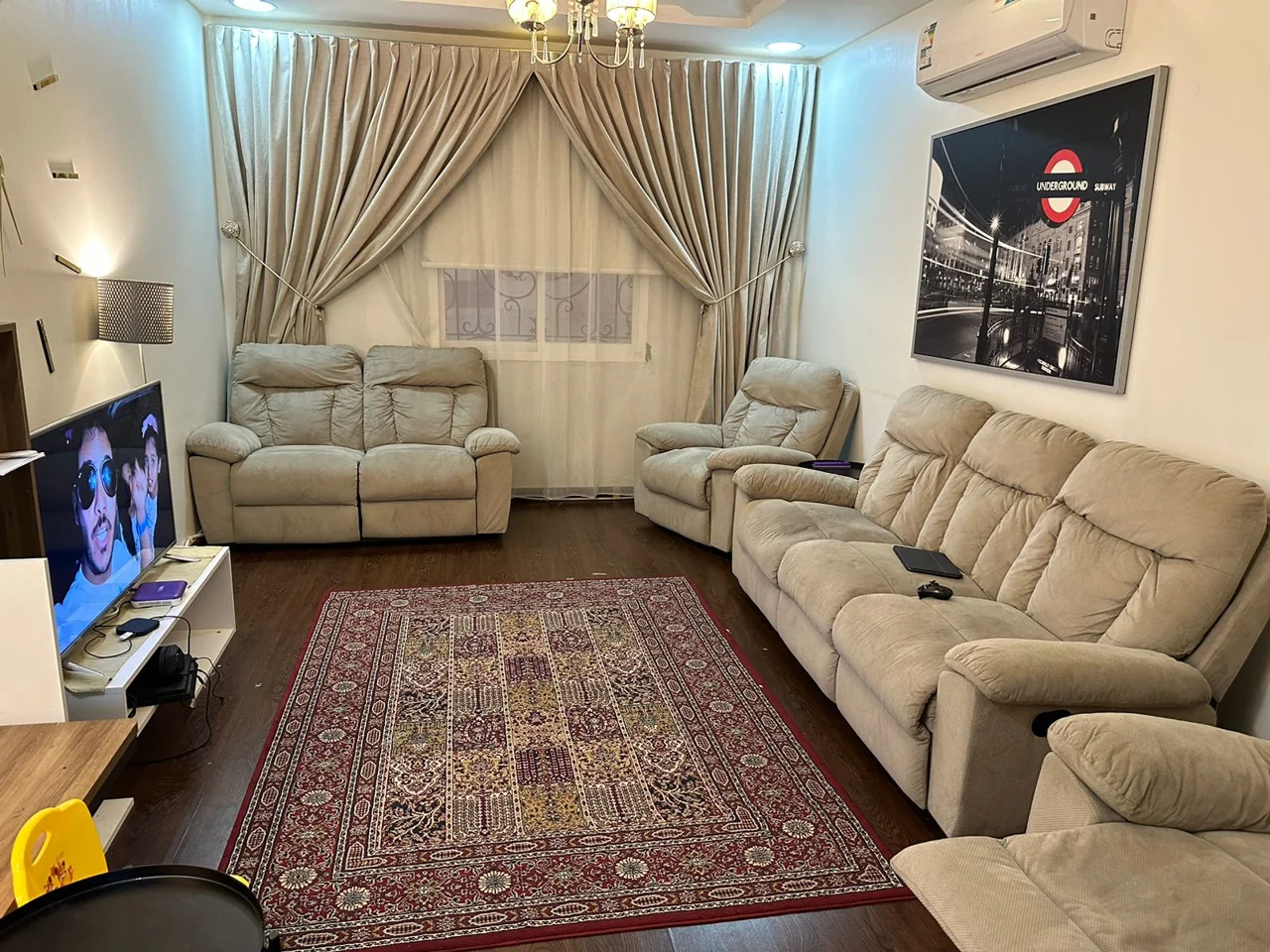 مجلس بكنب وستائر وسجادة